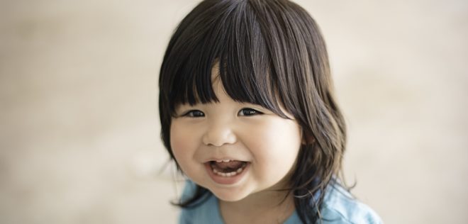 子どもが日本語と英語を混ぜて話す時、脳が混乱している？