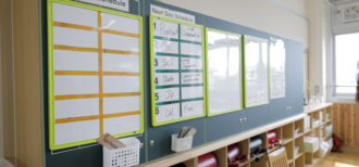 英語表記を積極的に取り入れた小学校の教室のイメージ
