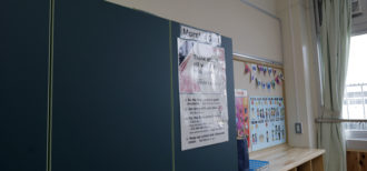 英語表記のある小学校の教室のイメージ写真
