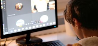 オンラインのビデオチャットで国際交流をする学生のイメージ