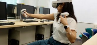 国内最大規模のVR英語教育プロジェクトから考える「VR活用で学生はどう変わる？」　〜青山学院大学 小張名誉教授・山本教授・佐竹准教授インタビュー（前編）〜