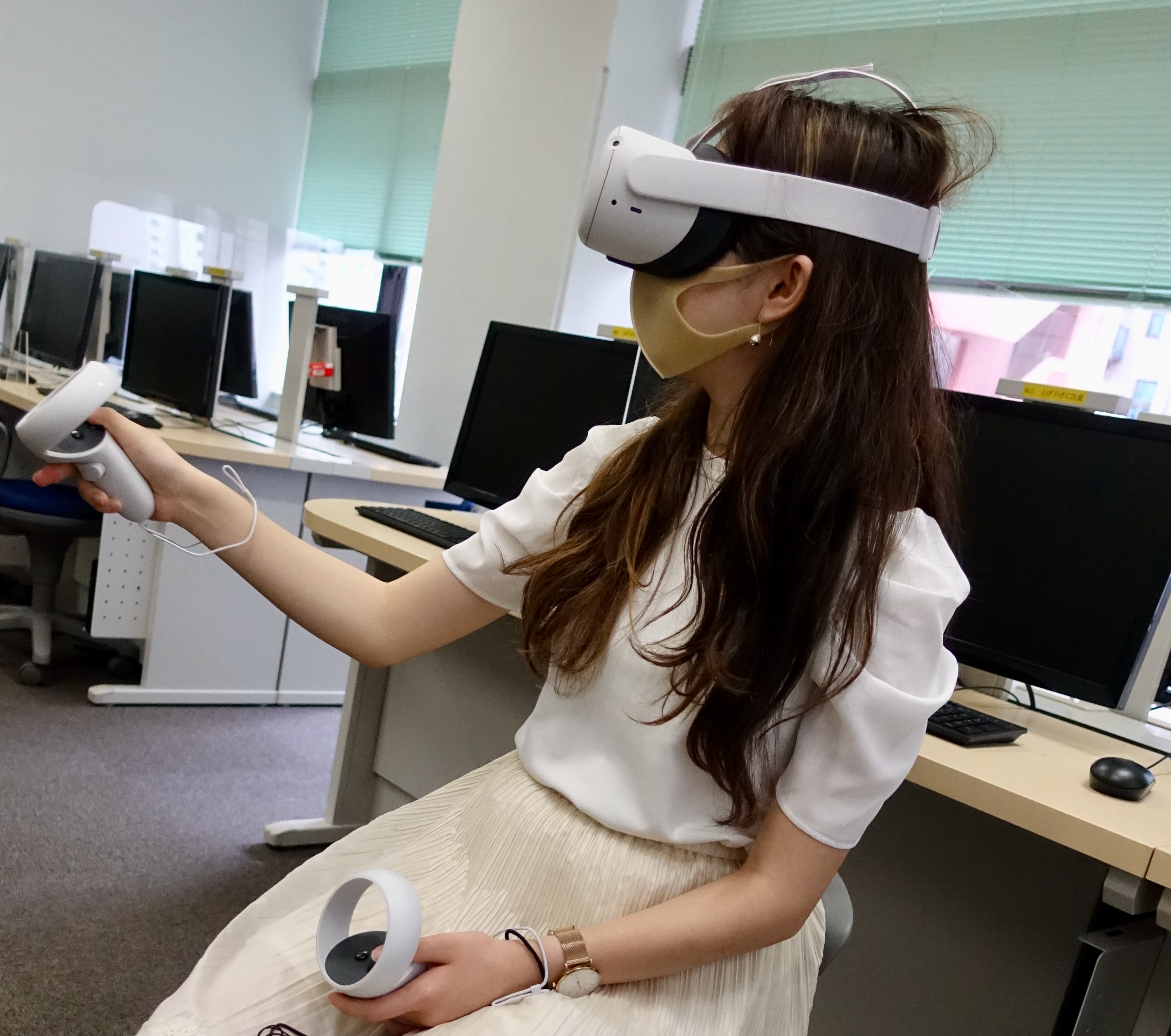 VRで英語を学習する青山大学経済学部の学生の写真