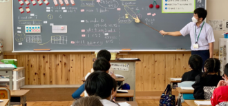 豊橋市立八町小学校（愛知県）の1年生が英語で算数を学ぶ様子