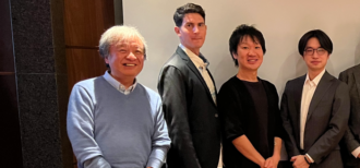 左から原田教授、ポール研究員、正頭教諭、鈴木駿吾研究員