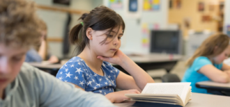 英語を学習する海外の小学生のイメージ画像