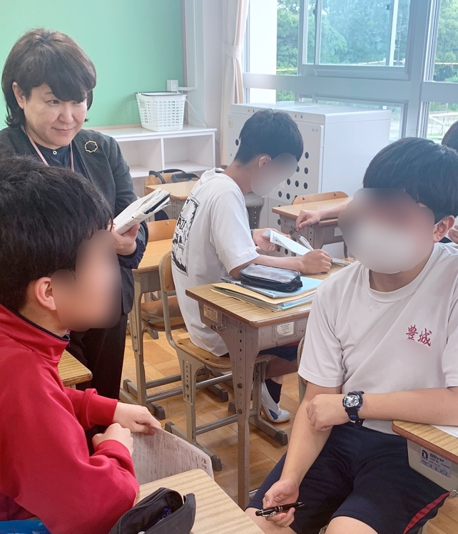 イマージョン卒業生の2人がペアでやりとり活動をする場面