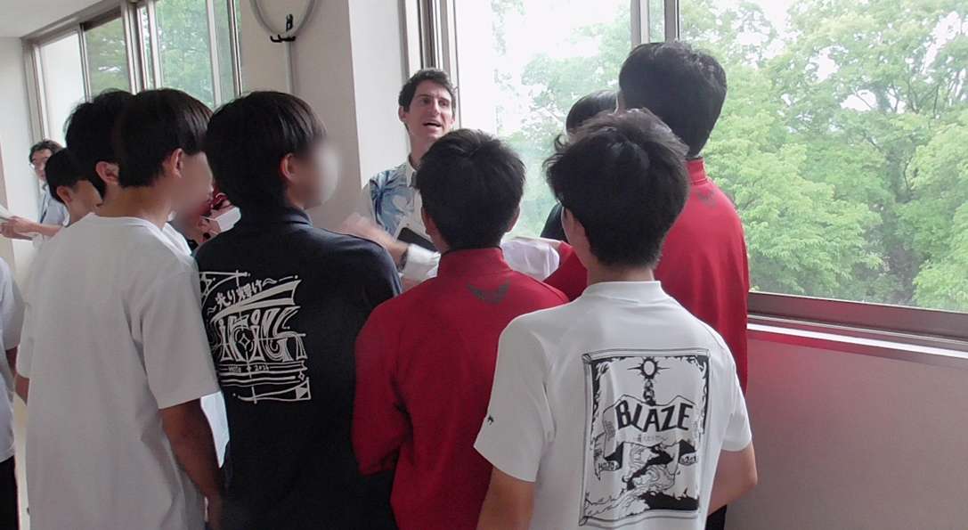 IBS研究員がイマージョン卒業生の1人から英語で話しかけられる場面