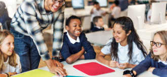 外国語を教える先生と生徒たちのイメージ