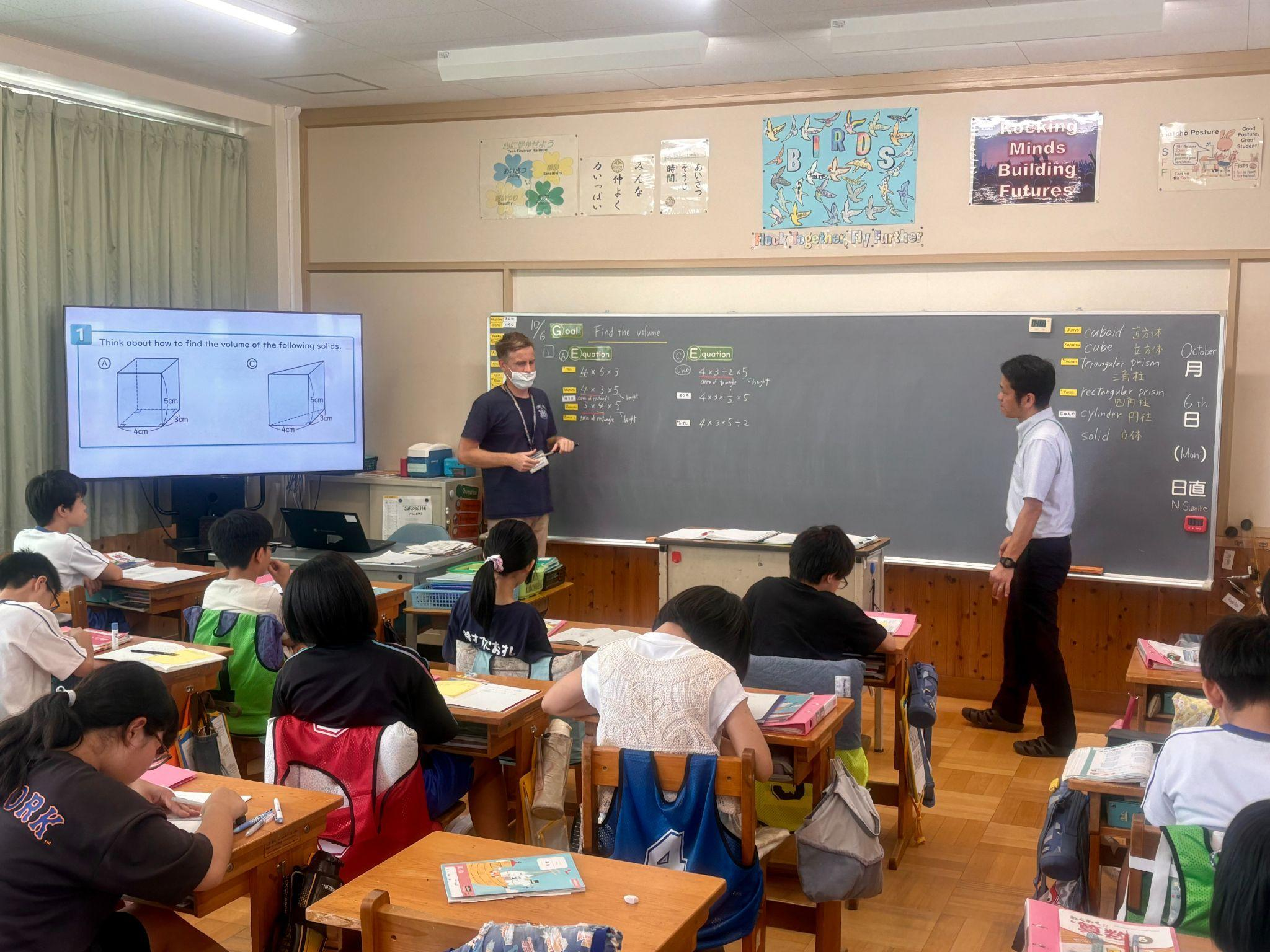 教師2名によるチームティーチングで指導される6年生の算数授業の様子