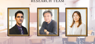 [左] ポール・ジェイコブス （IBS主任研究員）、[中央] 原田哲男博士（早稲田大学教育・総合科学学術院 教授／IBS学術アドバイザー）、[右] 佐藤 有里（IBS研究員）