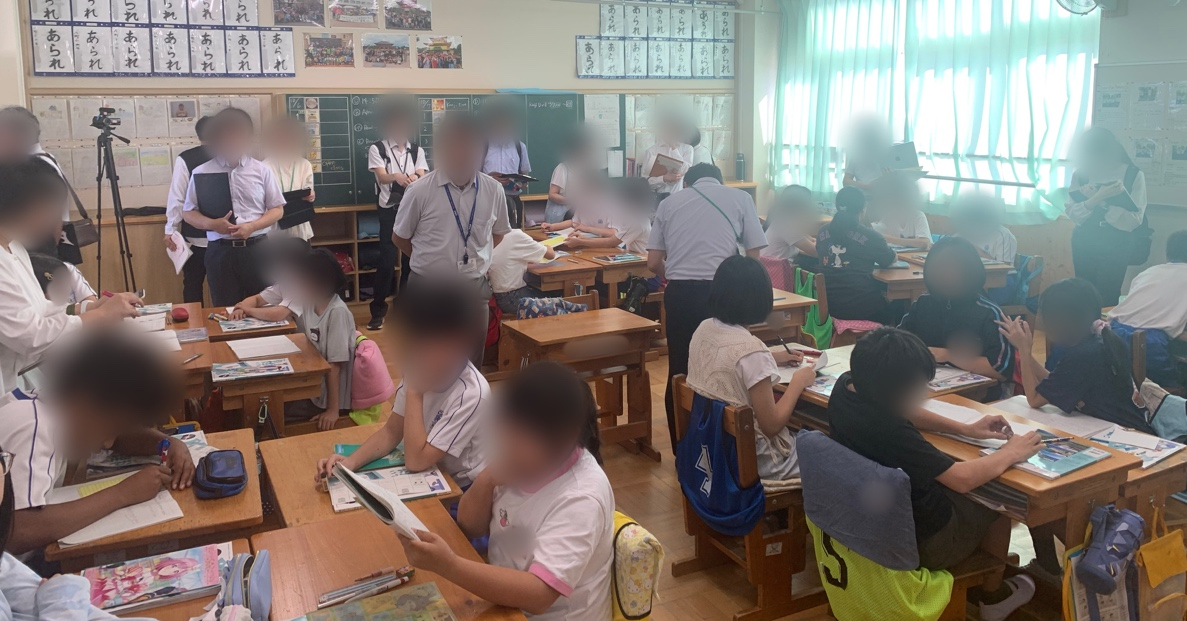 教育関係者が八町小の授業を視察する様子