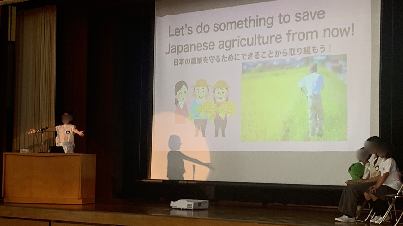 イマージョン学級の児童が英語で発表する様子